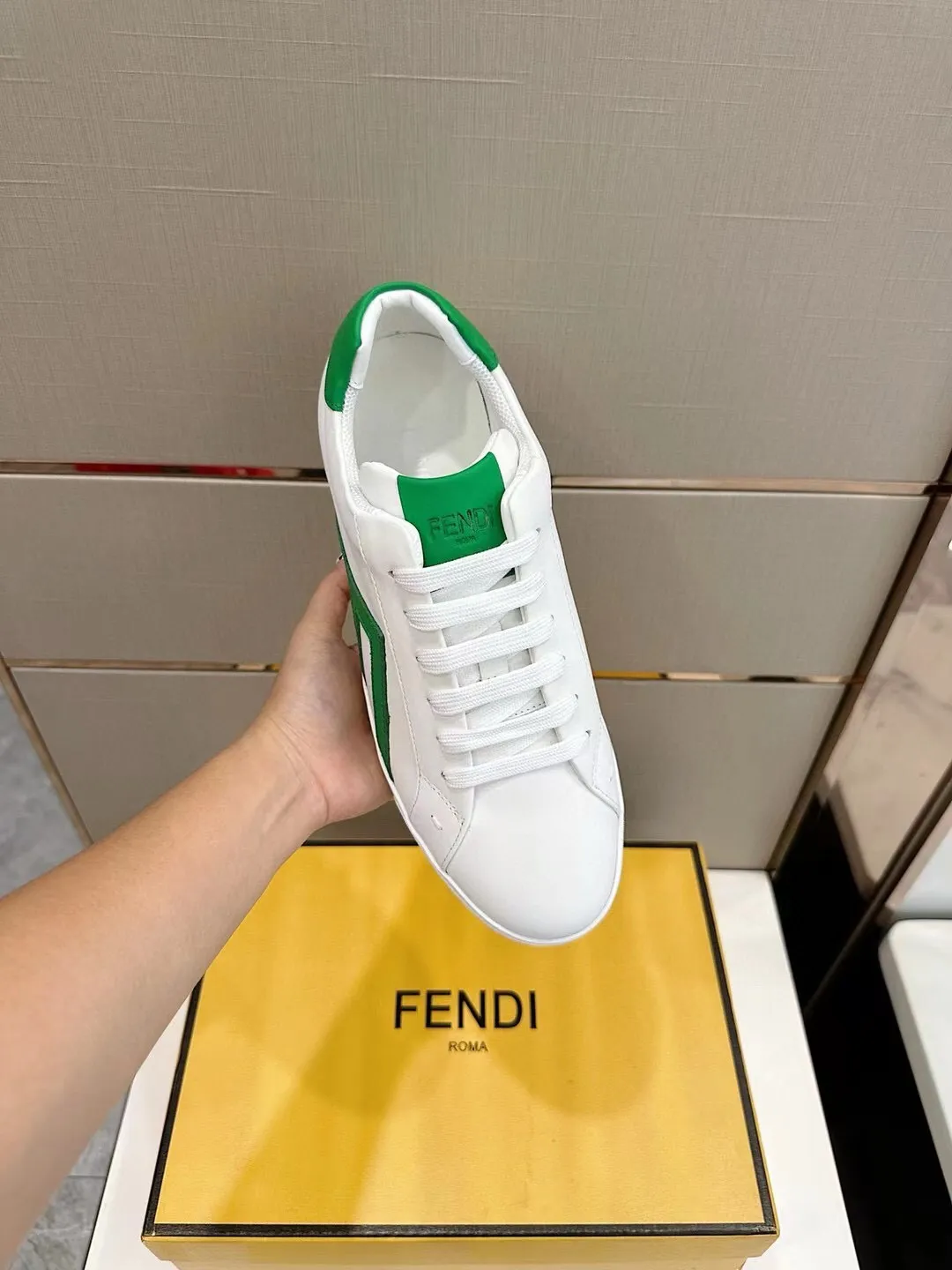 Factory price: 380💰 Fendi men's sports shoes - top version. In the corner, there is no limit to expression, highlighting the FF element cowhide to highlight personality, walking well! The shoe mouth is embossed with brand letters with a cowhide label. Cowhide upper + cowhide stitching mesh lining + T men's men's shoes 💰U outsole Size: 38-44, (customized at 45)